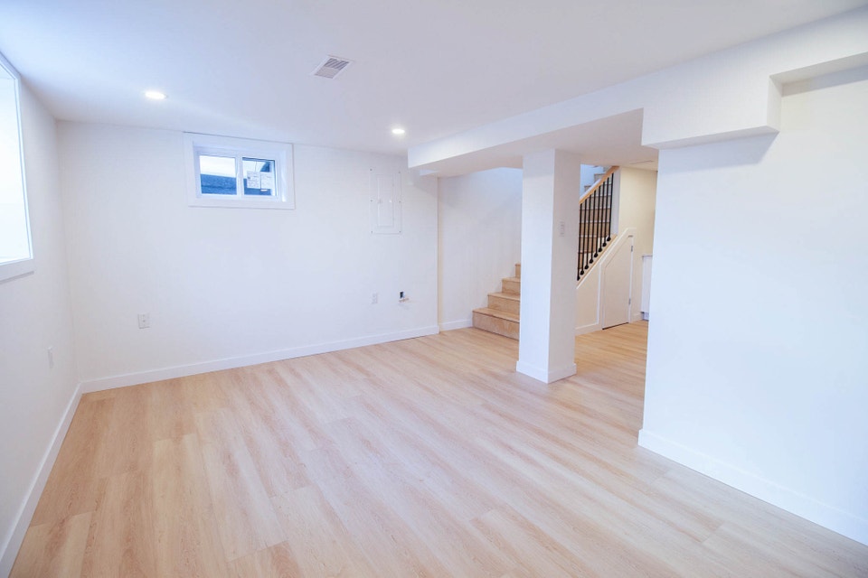 58 Churchill Ave, Welland - 1 Bedroom Lower Unit 3