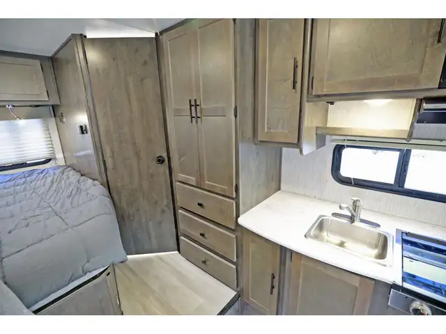 2022 Coachmen Leprechaun 230CB Classe C Compact + 6 Pneus neuf in RVs & Motorhomes in Laval / North Shore - Image 13