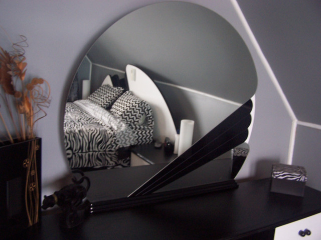 Designer High End King Size Headboard & Large Vanity Mirror dans Lits et matelas  à Hamilton - Image 2