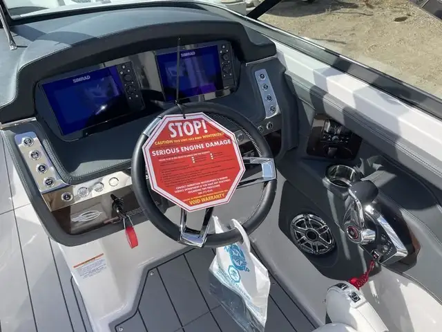 2023 Chaparral 26 Surf - BOAT SHOW SEASON SALE! in Powerboats & Motorboats in Saskatoon - Image 16