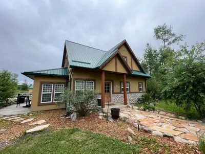 Welcome to “The Hummingbird” – A Tranquil Escape tucked away in the serene beauty of Fowler Lake, Sa...