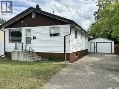Welcome to this solid and well-maintained bungalow located in a great neighbourhood. Offering three...