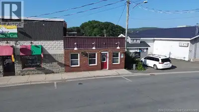 Building for sale on Connell street in Woodstock! Great exposure from the towns busiest road makes t...