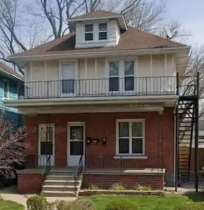 GREAT LOCATION AND WALKING DISTANCE TO UNIVERSITY OF WINDSOR, BUSES, BRIDGE & TUNNEL TO U.S. , RESTA...