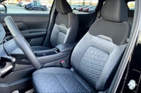 Wireless Charging Pad,remote Start,heated Steering Wheel,intelligent Key,17 Inch Wheels,6 Speaker Au... (image 8)