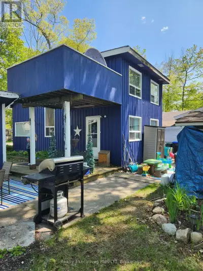Located just a 3 minute walk to beautiful Balm Beach in Tiny, this small but cozy, 2 bedroom & one b...