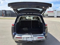 NEW TO CANADA? WE HAVE AN APPROVAL WAITING FOR YOU! The 2022 Nissan Pathfinder SL is a refined and c... (image 6)