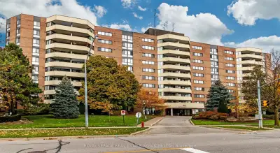 Price: $695,000 / $2,637/mo Spacious, 3 bedroom, NE corner suite, in prime Richmond Hill location. Y...