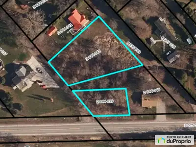 Terrain situé à 2 minutes a pied du Club de Golf avec accès au Lac Saint-Francois pour baignade. Pou...