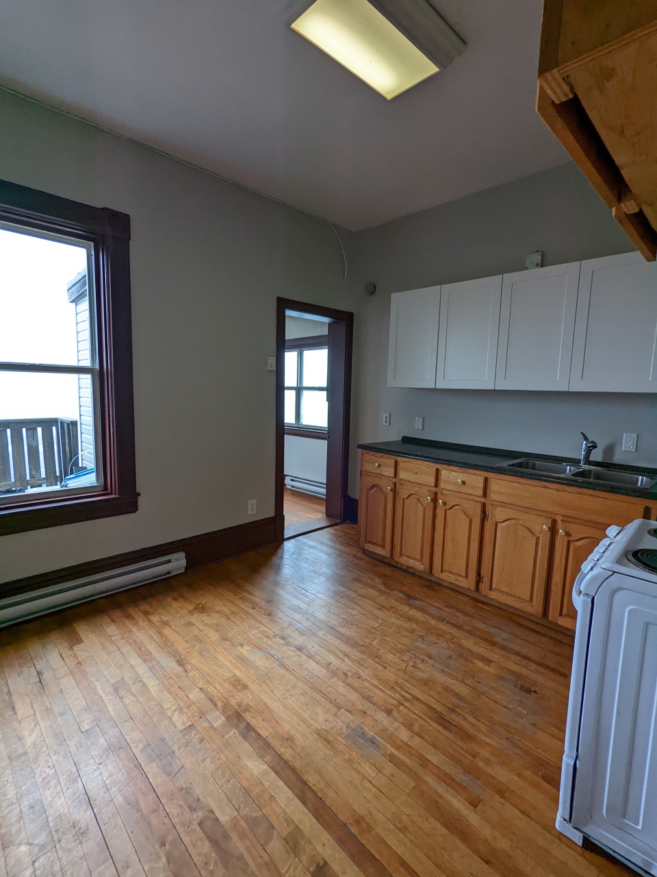 333 Main St #4 - 3BR North, Top Floor, Spacious, Deck, W/D 5