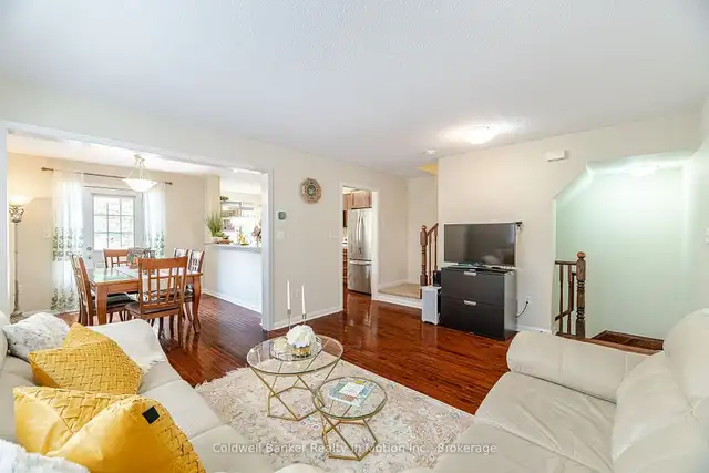 Sun-filled 3-bedroom, 3-storey Freehold end-unit townhouse in Houses for Sale in Oakville / Halton Region - Image 7