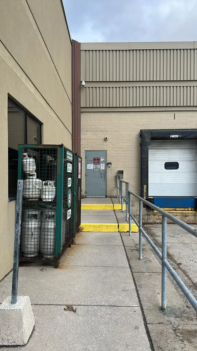 Open storage space Etobicoke daytime weekdays access only in Storage & Organization in Mississauga / Peel Region - Image 8
