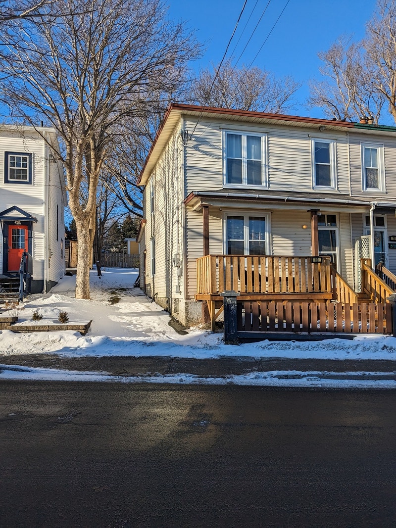 Updated 3 Bedroom semiattached home near MUN, DT, and Bus stops Long