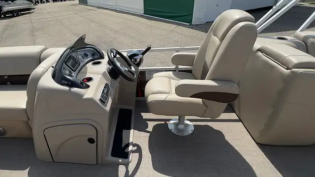 2019 Sun Tracker Party Barge 22 DLX -used pontoon boat in Powerboats & Motorboats in Prince Albert - Image 15