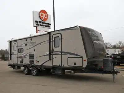 The 2014 Prime Time Tracer 2640RLS is a rear-living travel trailer designed for couples, featuring a...