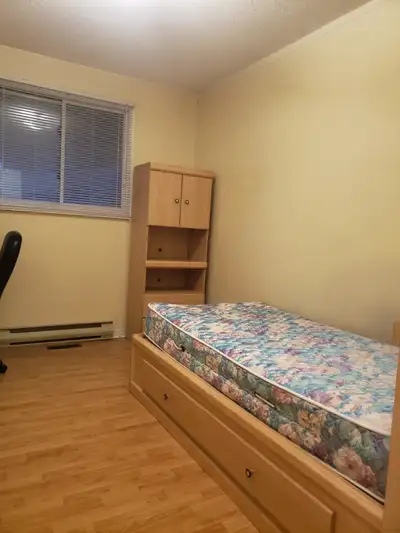 2 Rooms available in a 5 bedrooms house. Includes: Living/Dining rooms, kitchen, two bathrooms, wash...