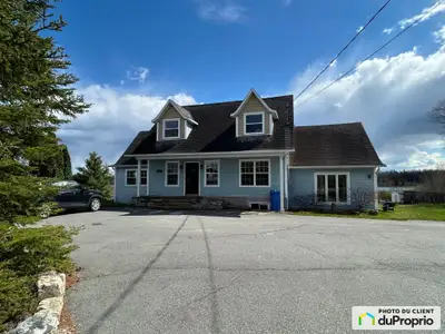 Magnifique résidence située au bord du lac Gauvin, à moins de 10 minutes du centre-ville d'Amos. Les...