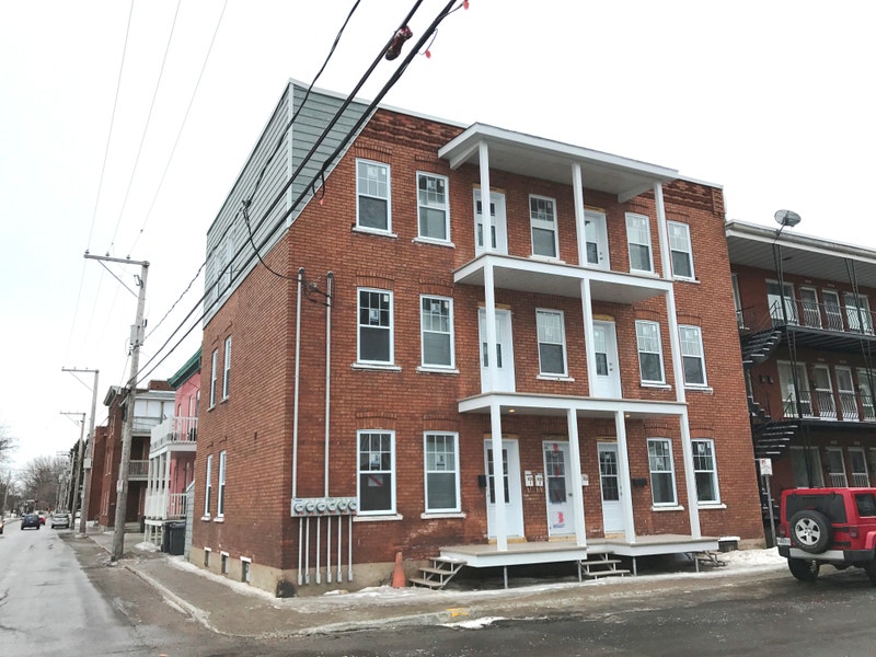 Cloutier Immense 3 1/2 à l'étage rénové Locations longue durée