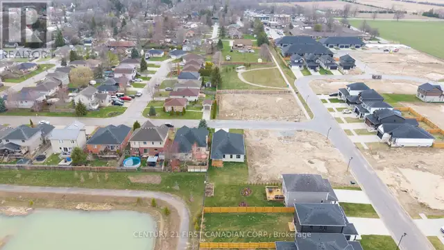 21 HAMILTON STREET North Middlesex (Ailsa Craig), Ontario in Houses for Sale in Grand Bend - Image 37