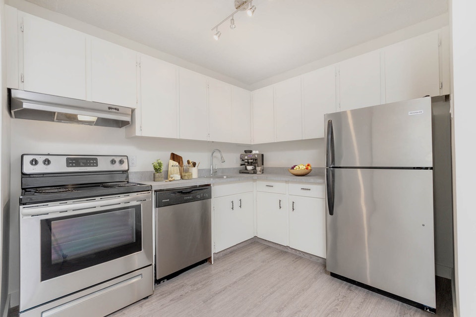 Southpointe Plaza - 2 Bedroom Premium Apartment for Rent 3