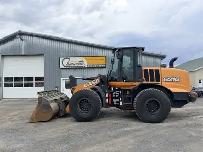 Loader 4x4 Automatique Cabine Godet Attache Rapide Hydraulique Sortie Auxiliaire Pneus a Neige Neufs...