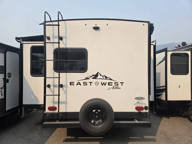 2023 FOREST RIVER ALTA 2810KIK in Travel Trailers & Campers in Kelowna - Image 7