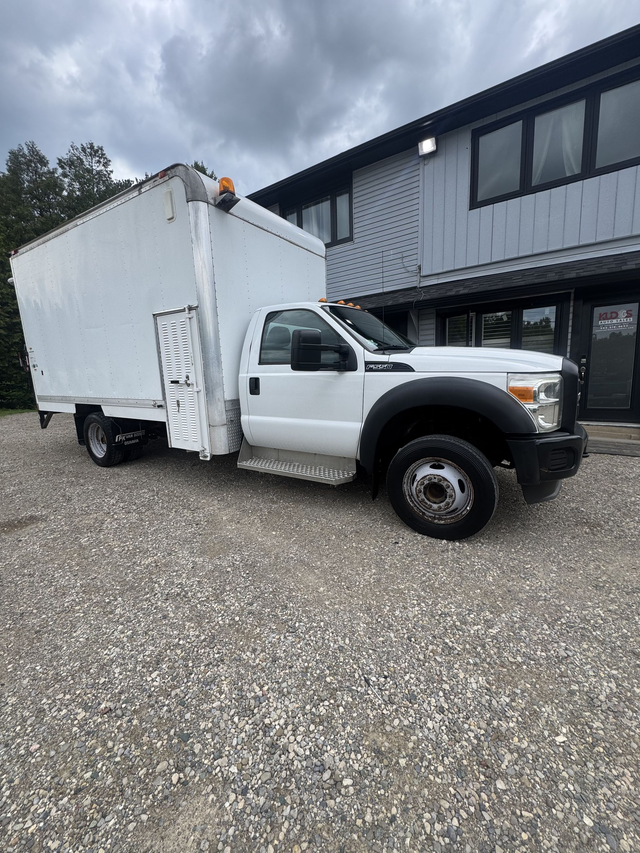 2012 Ford Super Duty F-550 DRW 10,681 ORIGINAL KMS WITH LIFT GAT