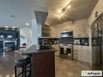 Traduction automatique Condo au dernier étage spacieux, lumineux et idéalement situé ! Bienvenue dan...