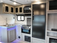 WAS: $33799 NOW: $32799 plus taxes and licensing fees2022 CrossRoads Volante 22BH | Sleeps 9 | King... (image 6)