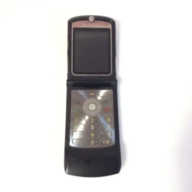 Motorola RAZR V3 cell phone in Cell Phones in Mississauga / Peel Region - Image 5