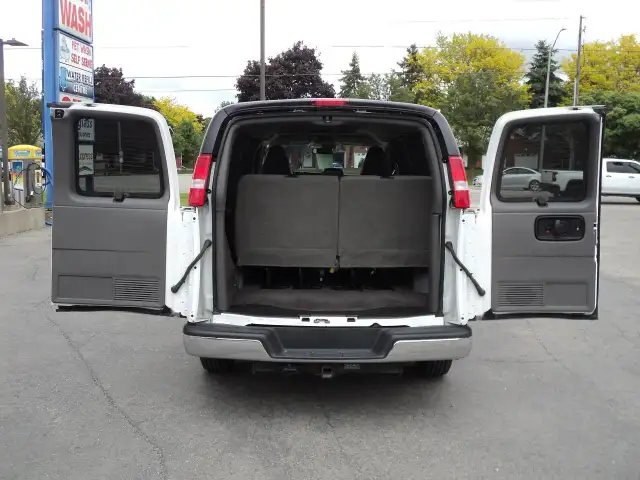 2022 Chevrolet Express 2500 LT RWD 6.6L8cylGas 12Passenger 135"W in Cars & Trucks in Brantford - Image 8