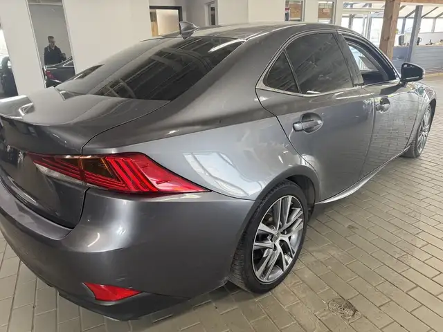 2017 Lexus IS 300 4dr Sdn AWD in Cars & Trucks in Longueuil / South Shore - Image 6