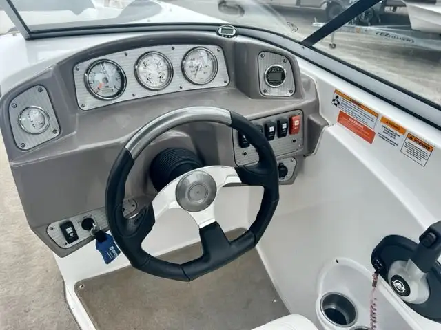2010 19' RINKER MTX BOWRIDER WAKEBOARD BOAT in Powerboats & Motorboats in Peterborough - Image 13