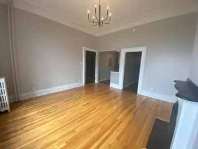 Oversized 1 bedroom located at 27 Queen Sqaure North. Spacious and bright,apartment is located direc...