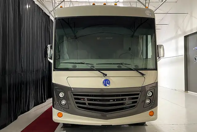 2018 Holiday Rambler Admiral 30U – Pre-Owned Class A Motorhome.  in RVs & Motorhomes in Red Deer - Image 7
