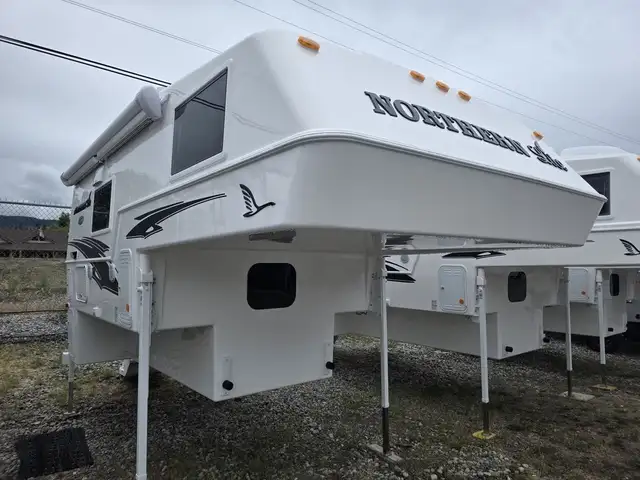 2026 Northern Lite Limited Edition 8-11EXLEDB Face-to-Face Dinet in Travel Trailers & Campers in Penticton - Image 4