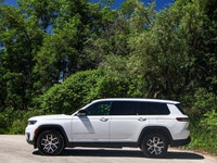 Memory Seats - Heated Seats - Heated Steering Wheel - 4x4 Drivetrain for all-weather capability - Na... (image 8)
