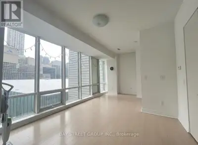 Prestigious community in Toronto's Financial District offering a luxury condominium with professiona...