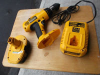 DEWALT 18V CORDLESS 1/2 INCH DRILL CHARGER AN CASE