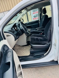 2014 Dodge Grand Caravan SE Year: 2014 Make: Dodge Model: Grand Caravan Mileage: 171,579 Km Transmis... (image 3)