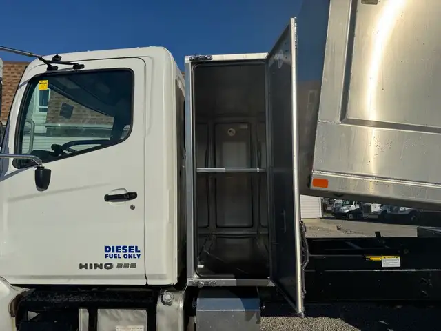 2018 Hino 338 in Heavy Trucks in Hamilton - Image 10