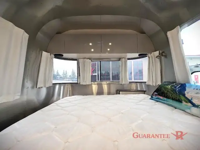 2022 Airstream Flying Cloud 23FB in Travel Trailers & Campers in Calgary - Image 24