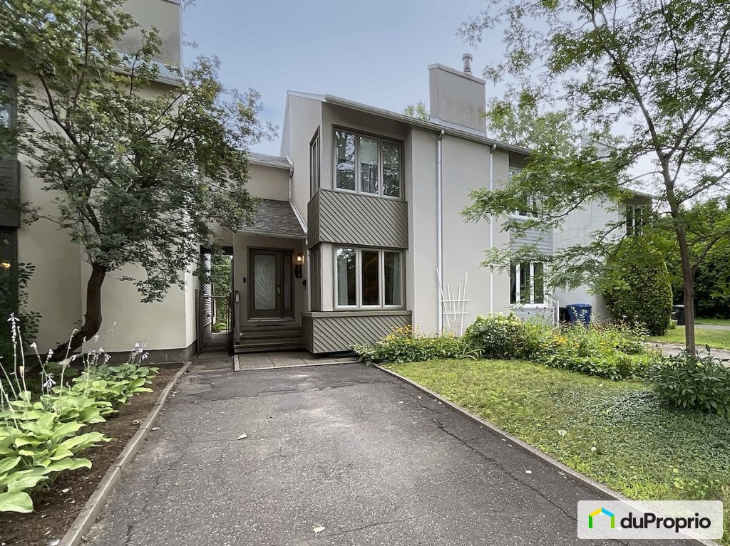 $570,000 - Townhouse for sale in Longueuil (Vieux-Longueuil) — photo 1
