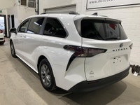 Le Toyota Sienna 2023 version LE HYBRID CAMERA RECUL AWD CRUISE A/C usagé offert chez AutoStudio 72... (image 1)