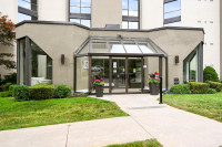 GANANOQUE'S COMMODORE! FOR RENT : 2 BEDS + 2 BATHS + 2 PARKING