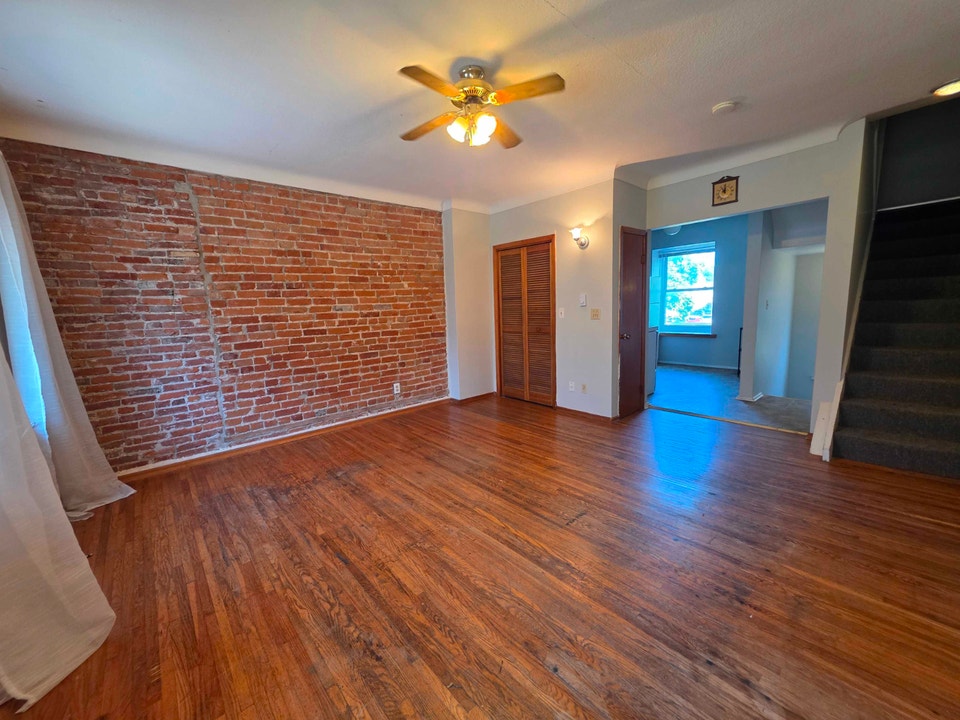 79 Queen St Unit 2 – Charming 2‑Bedroom Downtown Kingston 4