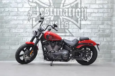 ONLY 4,096 km on this sharp 2023 Street Bob FXBBS in Redline Red! Stock bike with the exception of a...