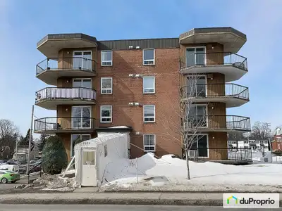 Charmante unité de coin dotée de généreuses fenêtres et d'un spacieux balcon, créant un milieu de vi...