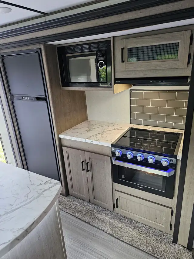 HIDEOUT RV 35 FT, 2021 Model / LEASE take over 365,- CAD mnth. in Travel Trailers & Campers in Terrace - Image 4