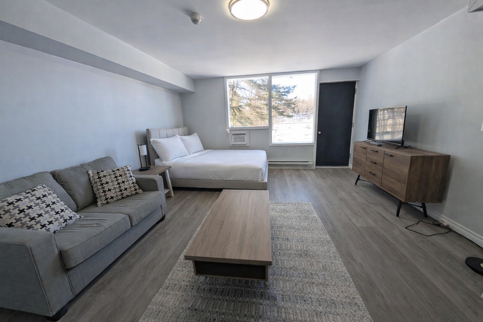 37 Skydeck Lane - Summer rental discount! Sign on for a 3 month 4